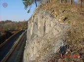 Detail kotvení ocelové dvouzákrutové sítě Maccaferri na horním horizontu skalního masivu pomocí ocelových lan a svorníků.