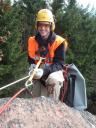 Vybavení OOPP výškového specialisty oboru sanace skal – lezecký komplet, přilba, vesta, chrániče sluchu, ochranné brýle.