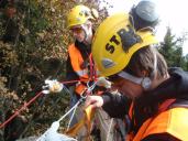 Detail instalace chráničů sluchu Peltor na přilbu PETZL.